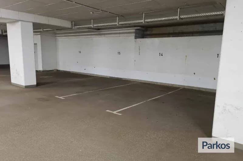 Überdachte Parkebene mit drei markierten Stellplätzen, Stützsäulen und Wandnummern 14–16.