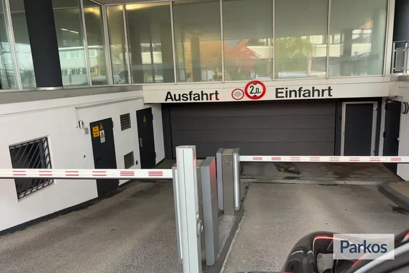 Tiefgarageneinfahrt mit Schranken, Rolltor und Beschilderung Ausfahrt und Einfahrt, Höhenangabe 2,0 m.
