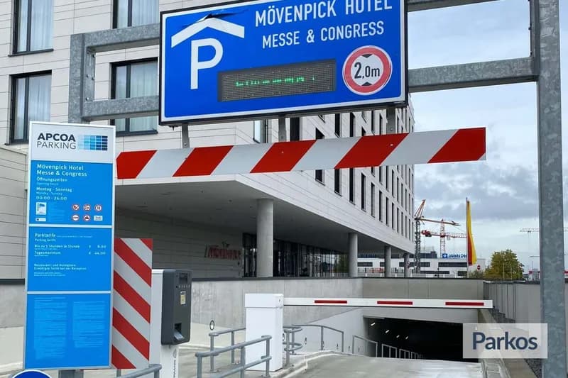 Einfahrt zum Parkhaus des Mövenpick Hotel Messe & Congress mit Höhenbegrenzung 2,0 m, Schranke und Informationssäule.